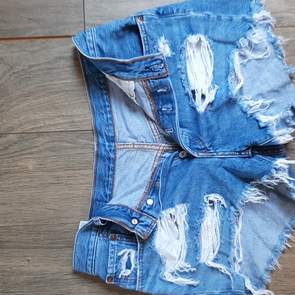 Women's  fly button Levi's Tattered jean short shorts size 28 - Picture 3 of 7